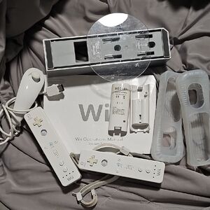 Nintendo White Wii Controllers Nunchuk Rechargeable Battery Packs & More Bundle
